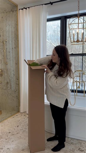 🪴Le ficus lyrata revient en force en 2026! 🤌Déballez cette plante artificielle avec nous et découvrez comment l'ouvrir pour un effet des plus réalistes. Magasiner ce modèle ici: https://www.veronneau.com/fr/produits/plantes-artificielles/interieur/plantes-vertes-artificielles/arbre-figuier-lyre-artificiel-47/ | Décors Véronneau