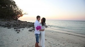 Brunette Bride Handsome Groom Barefoot Hug 库存影片视频（100% 免版税）10308047 | Shutterstock
