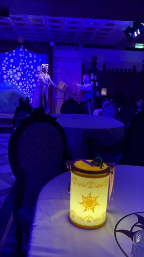 Rapunzels royal table on the Disney magic! Amazing dinner show with a beautiful ending! #disneycruise #disneymagic