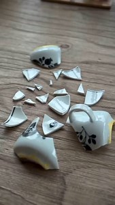 O Kintsugi é uma arte japonesa de reparar objetos, especialmente cerâmica, usando laca ou cola misturada com ouro, prata ou platina para preencher as rachaduras. A técnica não busca esconder as rachaduras, mas sim realçá-las, mostrando a história da peça e valorizando suas imperfeições. Você já conhecia? 🇯🇵 Remix: @jupiesco Artista: @chimahaga •────────────────────────• #arq_designer #arqdesigner #grupoarqdesigner | Arquitetura & Design