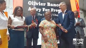 36K views · 214 reactions | Scène inattendue lors d’un événement littéraire cet après-midi. Navin Ramgoolam, Premier ministre, a remis une copie dédicacée du livre “Olivier Bancoult- A Cry for Freedom” à son propre auteur... le Dr Ibrahim Aladin ! sous le regard intrigué de Paul Bérenger et Pravind Jugnauth. Un moment qui a apporté une touche d’humour inattendue à un événement plutôt formel. | Radio One | Facebook