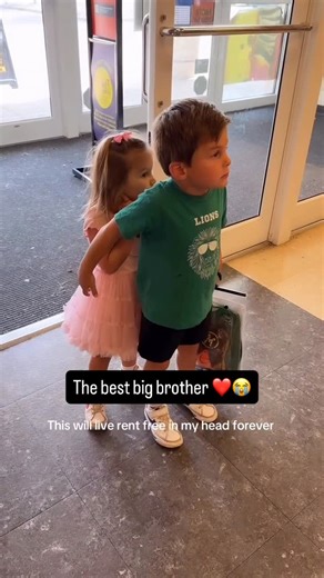 Scary Mommy | He’s scared too, but he’s still being brave for his little sister. “Stay behind me!” Via @drashlylocklin | Instagram