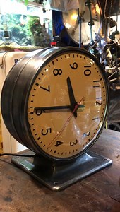 1950s 🇺🇸 Simplex 學校電鐘 雙向 車站 全鋁合金製 石墨金屬色 時鐘運作良好 電壓110v 鐘面可調 可吸頂吊掛、側掛也可當座鐘 尺寸： 直徑33cm 喜歡請私訊~ Line : phonograph Wechat : brunswick888 WhatsApp: 886955539666 If you’re interested in this item, please add “line” “whatsapp” “wechat” for price and more information 同行勿擾 請自重 | Brunswick Antiques & San Giorgio 布朗史維克西洋古董