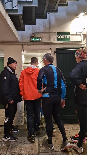66K views · 546 reactions | [En direct] 5 000 coureuses et coureurs ont bravé la pluie, ce matin, à l'occasion de la traditionnelle Course du Bout de l'An (10km). La traversée du trinquet Saint-André (vidéo) fait partie des moments les plus appréciés. #BayonneMaVille | Ville de Bayonne | Facebook