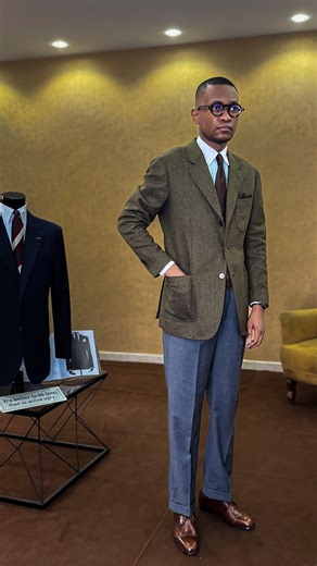 La chaussure Derby est d’origine anglaise, née au XIXe siècle, nommée d’après Edward Smith-Stanley, le 14ème comte de Derby, qui souhaitait une chaussure plus confortable que le Richelieu traditionnel. Son innovation réside dans le « laçage ouvert » (les quartiers sont cousus par-dessus le contrefort) permettant un meilleur ajustement et plus de volume sur le cou-de-pied, rendant l’enfilage plus facile et le port plus confortable pour les pieds larges, idéal pour la campagne ou les activités de 