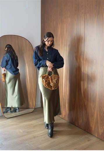 Hoy os presentamos uno de nuestros primeros diseños, la falda de satén. Esperamos que os guste y que os animéis a coserlo. Todos nuestros patrones incluyen instrucciones detalladas en español y en inglés, así como vídeo tutoriales que podéis encontrar en nuestra cuenta de YouTube! Patrón disponible en nuestra tienda de ETSY. Link en nuestro perfil. ❤️✨ #costura #coser #sewing #sewingpattern #patróndecostura