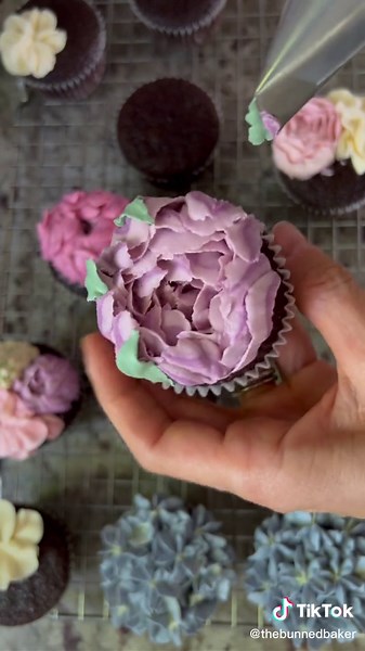 Beginner's Guide to Piping Flowers with a 125K Piping Tip