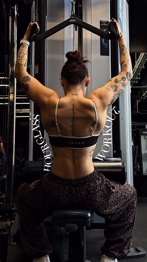 Daisy Lee | ONLINE COACH & NURSE on Instagram: "Big back. Big glutes. Little waist illusion ✨ Workout: //Romanian deadlifts //Barbell back rows //Hip thrusts //Pull ups //Seated row //Kickbacks //Lat pull down Please note this session’s longer than I would usually recommend. I was at a new gym having a play. Typically I would choose 3–5 exercises. Go hard. Progress them. Leave. Simple works!✅ Full outfit gifted by @teveo 🤎🐆 • • • #workoutmotivation #gymworkout #trainwithme #glutes #hourglasswo