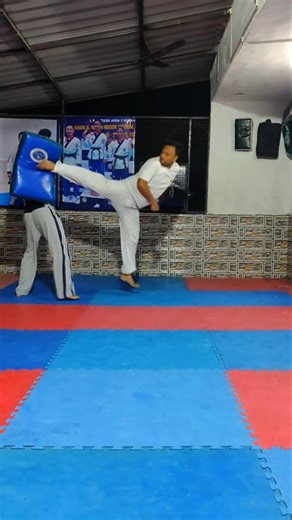 Learn Push Back Kick Fast 🦵🔥 | Beginner Tutorial #shorts #selfdefense