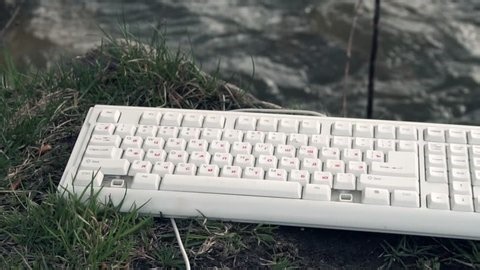 「ハンマーはコンピューターのキーボードを叩く。テクノロジーが世界に与える悪影響のコンセプト」の動画素材（ロイヤリティフリー）1011493046 | Shutterstock