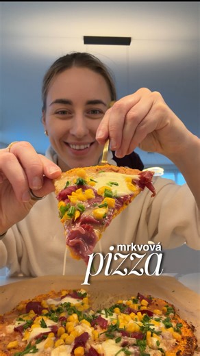 Andy Štěch | Nutrition coach on Instagram: "Toto bola čistá improvizácia ale vyšla dokonalo! 🥕❤️ Použila som: •1 faaaakt veľkú mrkvu •1 vajce •1 PL grécky jogurt •2 PL (cca 30g) ovsené vločky +soľ a oregano 1. Toto celé zmixuješ a vytvoríš na plechu kruh. 2. Pečieš cca 15 minút pri 200 stupňoch. Na vrch som dala: •BBQ + lučinu •Bresaolu •Handkäse •Mini mozzarellu •Kukuricu •Eidam A dala som ešte na 10 minút zapiecť. Hotovo 😍"