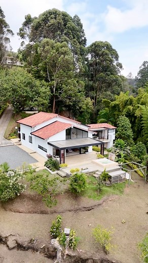 Exclusividad y naturaleza en un solo lugar. Esta propiedad en El Peñol combina vistas panorámicas, privacidad y el encanto del embalse, ofreciéndote un estilo de vida privilegiado en el corazón de Antioquia 🇨🇴. Valor : $2.490.000.000 COP 🇨🇴 Código : T668 Municipio: El peñol Sector: Vda La Chapa Área de lote : 10.000 m² Área Construida : 350 m² Niveles : 2 niveles y un sótano Habitaciones : 4 Baños: 3 Cocina Comedor Jacuzzi Deck Jardín Salida al embalse Parqueadero : 8 Vehículos descubiertos 