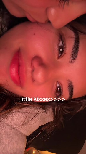 Wlw Kissing Moments & Trends