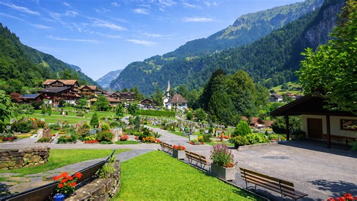 Passeggiata estiva panoramica a Lauterbrunnen, Svizzera, tra le Alpi (4K)