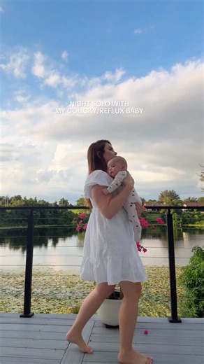 Bruna Fava on Instagram: "Night routine solo with my colicky baby with time stamps... this is how I try to soothe him through the witching hour and wind down for sleep. Baby Eric has silent reflux, so some nights are full of tears. I do my best to stick to a routine and schedule to help him feel calmer and more settled before bedtime. Some things we do: Getting some fresh air outside helps us reset. Putting him in the carrier keeps him upright, which means less reflux triggers. Bottle-feeding hi