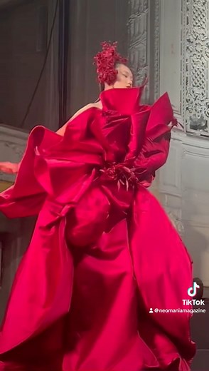 CHENEY CHAN AW24-25 @LAPPARTPR #cheneychan #HauteCoutureWeek #Autumn #Winter #parisfashionweekWeek #PFW #fashion #paris #fashionweek #model #runway #catwalk #couture #designer filmed by @KarinMehnert & edited by @josedeintelligentsia for NeomaniaMagazine.com | Neomania magazine