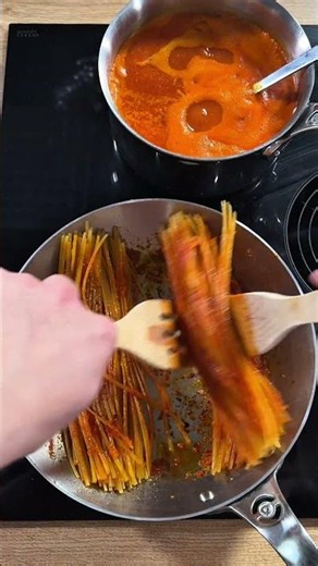 Les pâtes qui crépitent à la poêle 🔥🍝 #cuisineaz #spaghetti #assassina