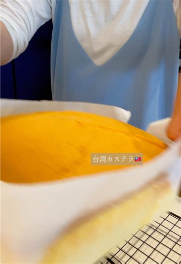 * 久しぶりに台湾カステラ🇹🇼🤍✨ ほんとは表面を割らずに焼きたかったけど、そこは失敗… 同じ温度、時間でやってもオーブンの調子もあるから難しい🤨 味は美味しかったからまぁいっか😇💗 家族みんな大好きなのでまた作ります！ -------------------------------- 台湾カステラ(18cmスクエア型) 卵黄6個分 薄力粉50g 強力粉50g 無塩バター40g 香りのないオイル(米油、太白胡麻油など)60g 牛乳100g 蜂蜜 20g バニラオイル 数滴 卵白6個分 砂糖100g オーブン150度予熱 50分湯煎焼き #パンレシピ #台湾カステラ