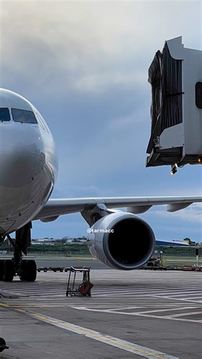 2.2M views · 10K reactions | Aero bridge installation. #plane #Planes #airport #sydney #australian #aviation #aviationphotography #aviationlovers #aircraft #airlines #airplane #runway #pilotlife #pilot | Tarmacc | Facebook