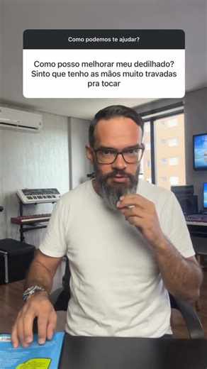 TECLADISTA ADORADOR NA PRÁTICA | AULA DE TECLADO on Instagram: "🎹 Postura não é detalhe. É a base pra destravar. Eu vejo muita gente travada achando que o problema é só técnica… mas começa no corpo. ✔️ Não encoste totalmente no banco. Apoie a parte de trás. ✔️ Sinta o peso do ombro e do cotovelo “caindo” no dedo. ✔️ Mão curta, dedos curvos e articulados. ✔️ Treine devagar: dó, ré, mi, fá, sol… e volta. Quando você não entende o que está estudando, o corpo entra em tensão, você força, trava a mu