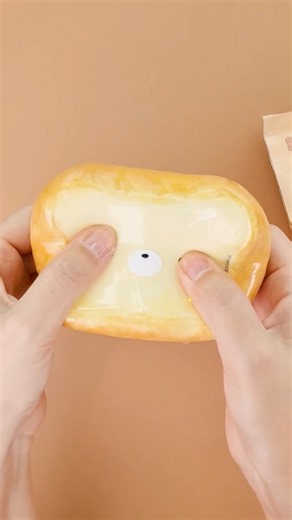 I made a DIY squishy bread toy! It feels so good...🍞