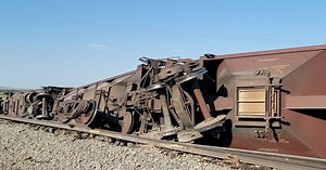 BNSF train derails, spills grain in Wyoming