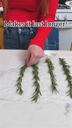 Jeff & Lauren on Instagram: "🌿 How to store fresh rosemary to make it last longer! #Groceries #BudgetFriendly #mealprep #foodprep #rosemary"
