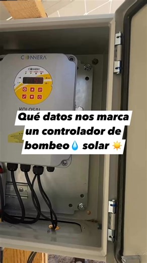 Estos son los datos que nos marca un controlador o inversor de bombeo solar, en él podemos ver las revoluciones del motor, potencia de salida, voltaje de los paneles solares, etc #agro #electricidad #Invernaderos #campo #riego #rancho #Agua #herramientas #botas #ganaderia #PanelesSolares | SolarWater