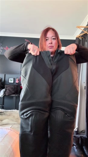 That zip is in the wrong spot 😂 Getting geared up is an Olympic sport! #femproarmour #ninja500 #motorcycle #motogirl #motorcyclegear