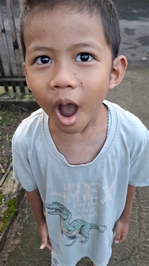 Berbagi wafer roll strawberry dengan kucing #shorts