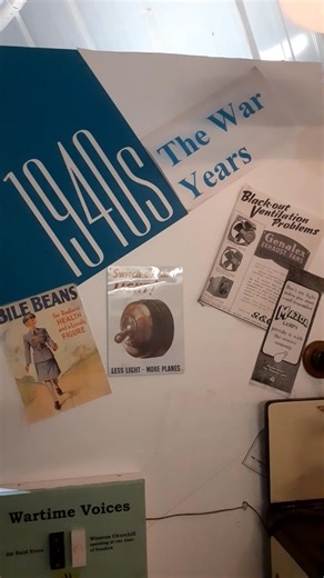 After looking at facilities to cook your Christmas dinner in the 1930s the other day, here is an update to the 1940s! We really like the design of the fridge and the Belling cooker looks quite impressive for the time. You'd still need to scale the meal down a bit to cook it all on that stove, though! #1940s #christmasdinner #christmascooking | Amberley Museum