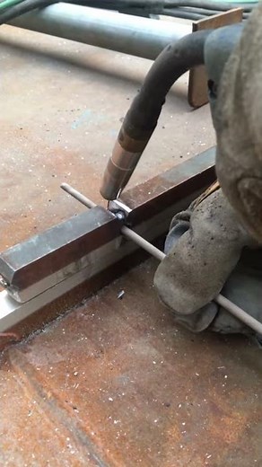 現場でクラッド鋼をつなぎ溶接
