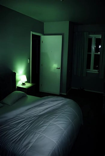 Ça t’est déjà arrivé de te réveiller en pleine nuit, et de sentir que quelque chose bouge dans ta chambre ? Ici, personne dans le lit. Aucune présence détectée. Et pourtant… la couverture se soulève, lentement, comme tirée par quelque chose qu’on ne voit pas. Une simple coïncidence thermique ? Ou un visiteur invisible qui voulait juste te rappeler qu’il est toujours là… 👁️ ➡️ Regarde bien jusqu’à la fin, et dis-moi ce que toi tu vois. . . . #phénomèneinexpliqué #surveillance #paranormal #esprit