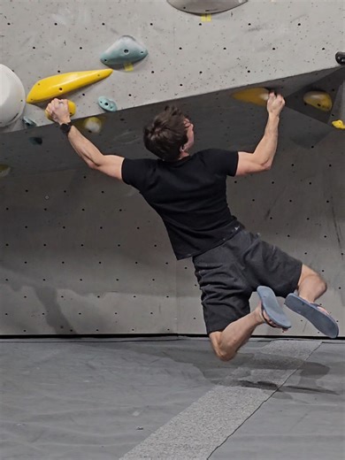 Flip-flop beta vs using feet on the yellow route and a quick mint campus. Yellow was actually more fun with feet placement #coreworkout #strengthtraning #boulderingproblems #climbing #bouldering
