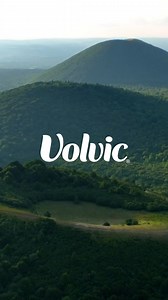 Genieße den einzigartigen Geschmack natürlichen Mineralwassers, mit Volvic. Unsere Stärke liegt in der Natur! 💚​ ​ Gönn dir den puren Genuss! 💧 | Volvic