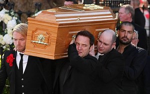 Boyzone成员Stephen Gately葬礼的报道