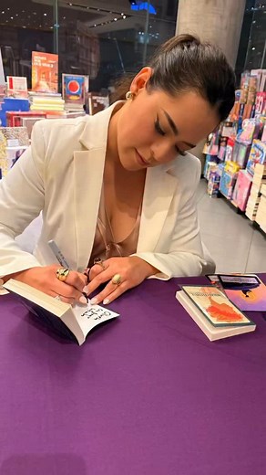 Presentación de mi libro y oráculo MAGIA CELESTIAL EL ARTE DE MANIFESTAR CON AYUDA DE LOS ÁNGELES 📚🌌🪽🗝️ Una guía sagrada para manifestar tus deseos más anhelados🌌 una obra llena de inspiración, Conexión, Sabiduría, creatividad, intuición, canalización y Magia Divina 🙌🏻💫 Feliz, Honrada y Agradecida!🙏🏻🙌🏻🫀🪽 #Universomuestrame #magiacelestial #oficinacelestial #elartedemanifestarconayudadelosangeles | VibrandoAlto1111