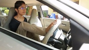 Anand Mahindra Shares Inspiring Video: हाथ ना होते हुए भी चलाती है कार, आनंद महिंद्रा ने की तारीफ