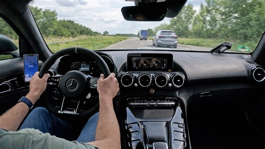 This AMG GT R hits 300 kmh with ease