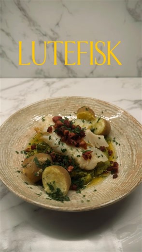 Lutefisk (400-500g per pers) Erter Bacon Poteter Timian Smør Kremfløte Salt Pepper Salt lutefisken godt på begge sider og legg den på en tallerken eller rist. Sett den i kjøleskapet i minimum 30 minutter, gjerne 1–2 timer. Saltet trekker ut overskuddsvæske og strammer opp strukturen i fisken, slik at den holder formen bedre under tilberedning og får en langt mer behagelig konsistens. Når tiden er ute, skyll lutefisken raskt under kaldt vann for å fjerne overflødig salt. Ikke la den ligge i vann.