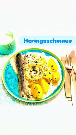 Heringsschmaus https://www.simply-cookit.com/de/rezepte/matjes-hausfrauenart-pellkartoffeln Ist schon Aschermittwoch? Marinierte Heringe oder Matjesfilets, mit gekochten Erdäpfeln, Äpfeln, Essiggurken, Zwiebeln u sowie einer Soße aus Joghurt und Sauerrahm vermischt . Die Heringe kalt serviert, dazu eine Portion Pellkartoffeln und die Fastenzeit kann kommen. #hering #boschcookit #cookitrezepte