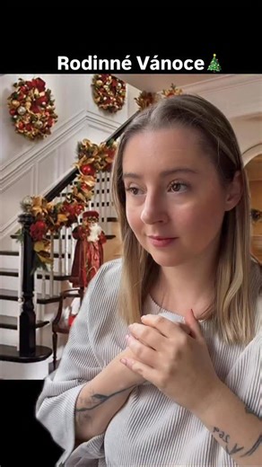 Dobré jídlo milujeme snad všichni a je to typ dárku, se kterým snad nemáte šanci sáhnout vedle🙏🏻🎄 Jídlem neurazíš, nikdy, to je heslo, které o Vánocích u nás doma razím. @zivina.cz dělá fantastické (nejen) omáčky, které miluju, používám několikrát do týdne, protože z obyč jídla udělají dobrotu jak z restaurace🍜 Na Vánoce si Živina připravila čtyři různé balíčky podle různě barevných chutí. Pro ty, co s omáčkami začínají, pro zběhlé kuchtíky a kuchtičky i pro fajnšmekry. Fantastické jssou vše