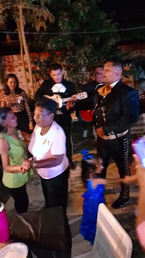 feliz cumpleaños madrecita, con el Mariachi #serenatas #mama #mariachi #corofalconvenezuela🇻🇪