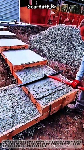 긴 손잡이 도구로 계단 콘크리트 표면을 정리하는 마감 기술 #worker #process #tool #concrete #skills