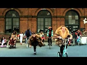 MACKLEMORE & RYAN LEWIS - THRIFT SHOP FEAT. WANZ (OFFICIAL VIDEO)