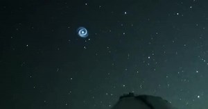 Spinning space spiral shows up in the skies over Hawaii