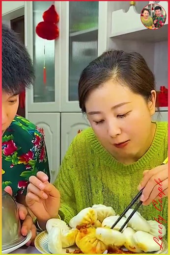 While he's looking around, I came in from under the table and stole it all 🤫🍲 #UndercoverSnack #TableNinja #BoomChallenge #Boomnow #Toptrending #吃货 | Lovely Couple