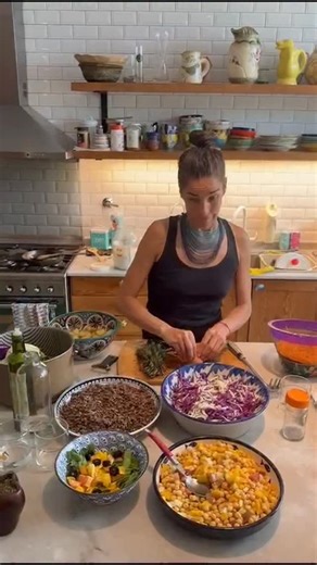 Juana Viale on Instagram: "Las ensaladas navideñas para recibir a mi familia. Creo que el regalo mas grande que puedo hacer es cocinar... Feliz navidad para todos! Que abunde el amor."
