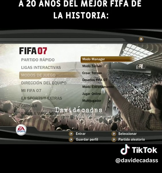 🎮⚽ ¡OFICIALMENTE ESTAMOS VIEJOS! Se cumplen 20 años desde el lanzamiento del mejor FIFA de toda la historia: FIFA 07, llegó en septiembre de 2006 para cambiarnos la vida. Fueron dos décadas que pasaron volando, pero nadie olvida la magia intacta de Ronaldinho en la portada, a un Wayne Rooney destruyendo defensas con apenas 20 años y esos tiros libres que eran gol seguro si le sabías al truco. El soundtrack se nos quedó grabado en la mente para siempre. Ni los gráficos hiperrealistas de las cons