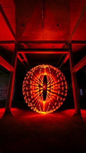 ✨ How to create a pulsating red orb ✨ With a few well-chosen settings and a bit of patience, you can create this mystical effect yourself. 📸 Set your aperture to f/8, choose a low ISO, and switch to bulb mode – the perfect base for clean light painting shots. 🔦 For the light painting tool, I used a red tube with an orange tip attached to my flashlight. The magic happens with the strobe mode, which creates this beautiful pulsating effect and brings the orb to life. 🌌 Finally, light up the loca